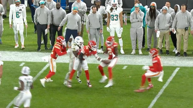 Chiefs safety Mike Edwards laterals the ball to safety Bryan Cook after a fumble against the Dolphins.